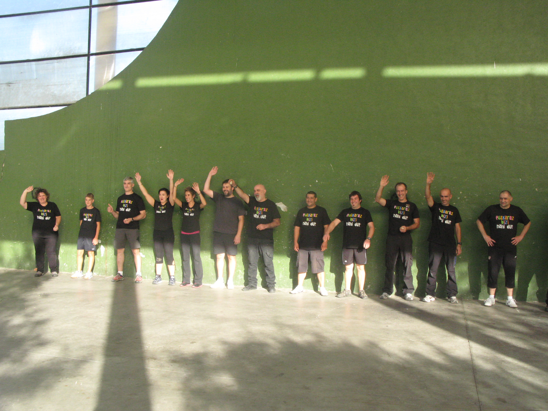 Participantes posando en el frontón