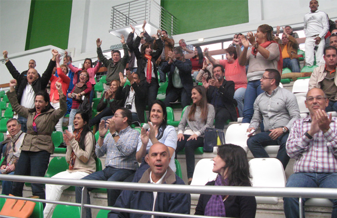 Participantes en la grada animando la exhibición de pelota