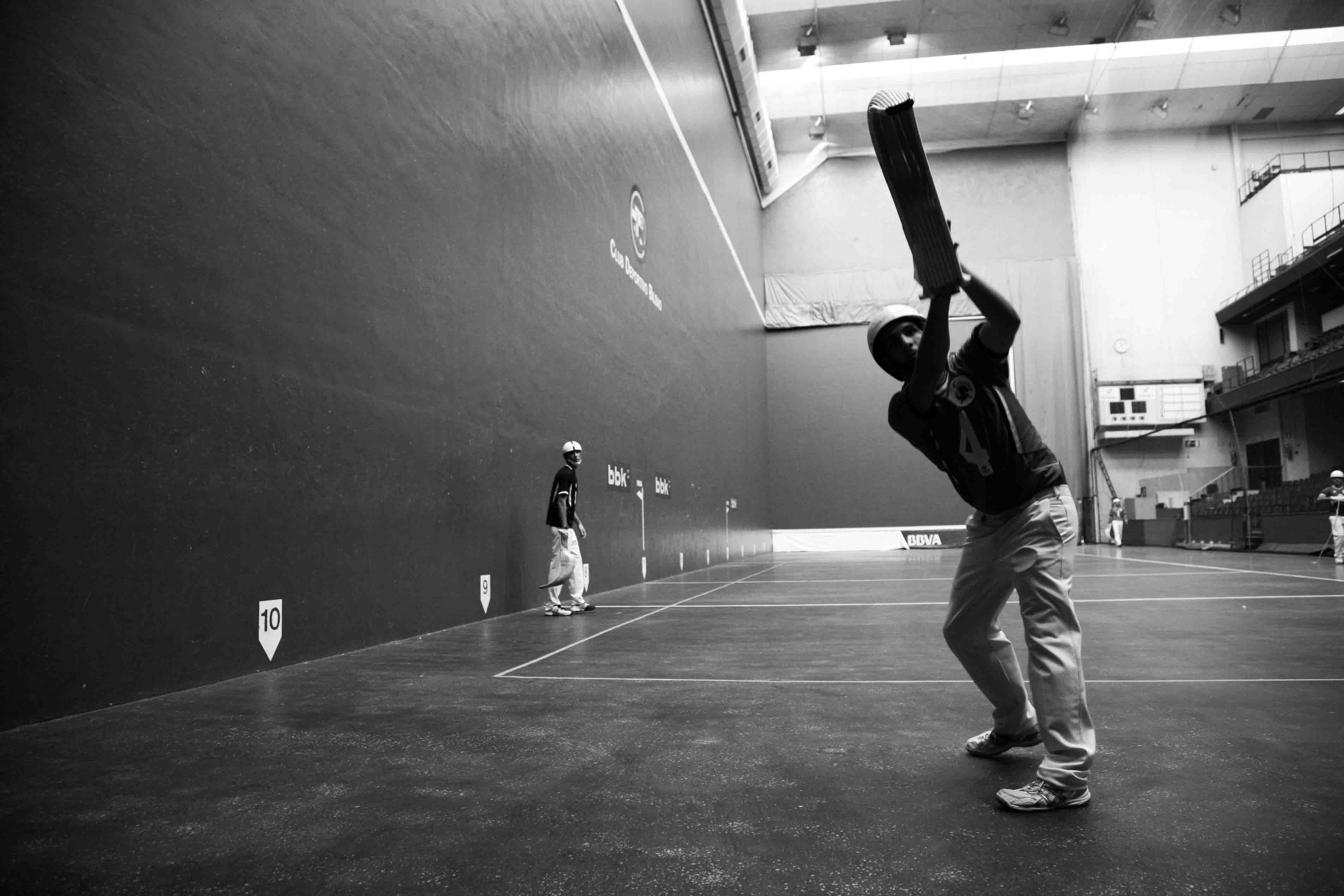 Pelotaris jugando cesta punta