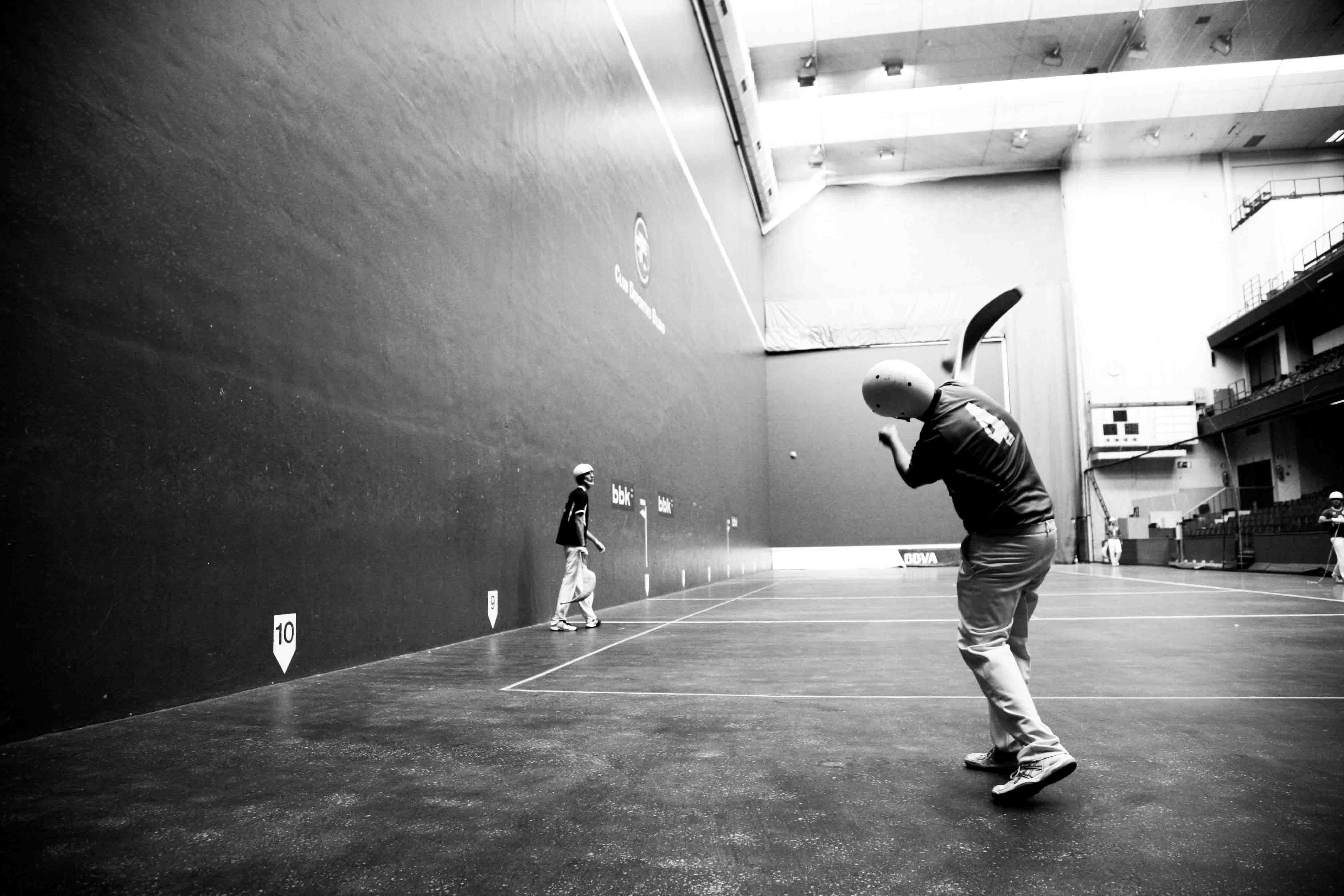 Pelotaris jugando cesta punta