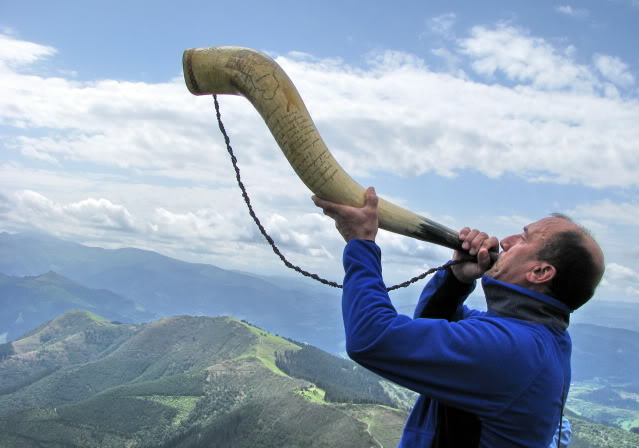 Tocando el cuerno desde una cima