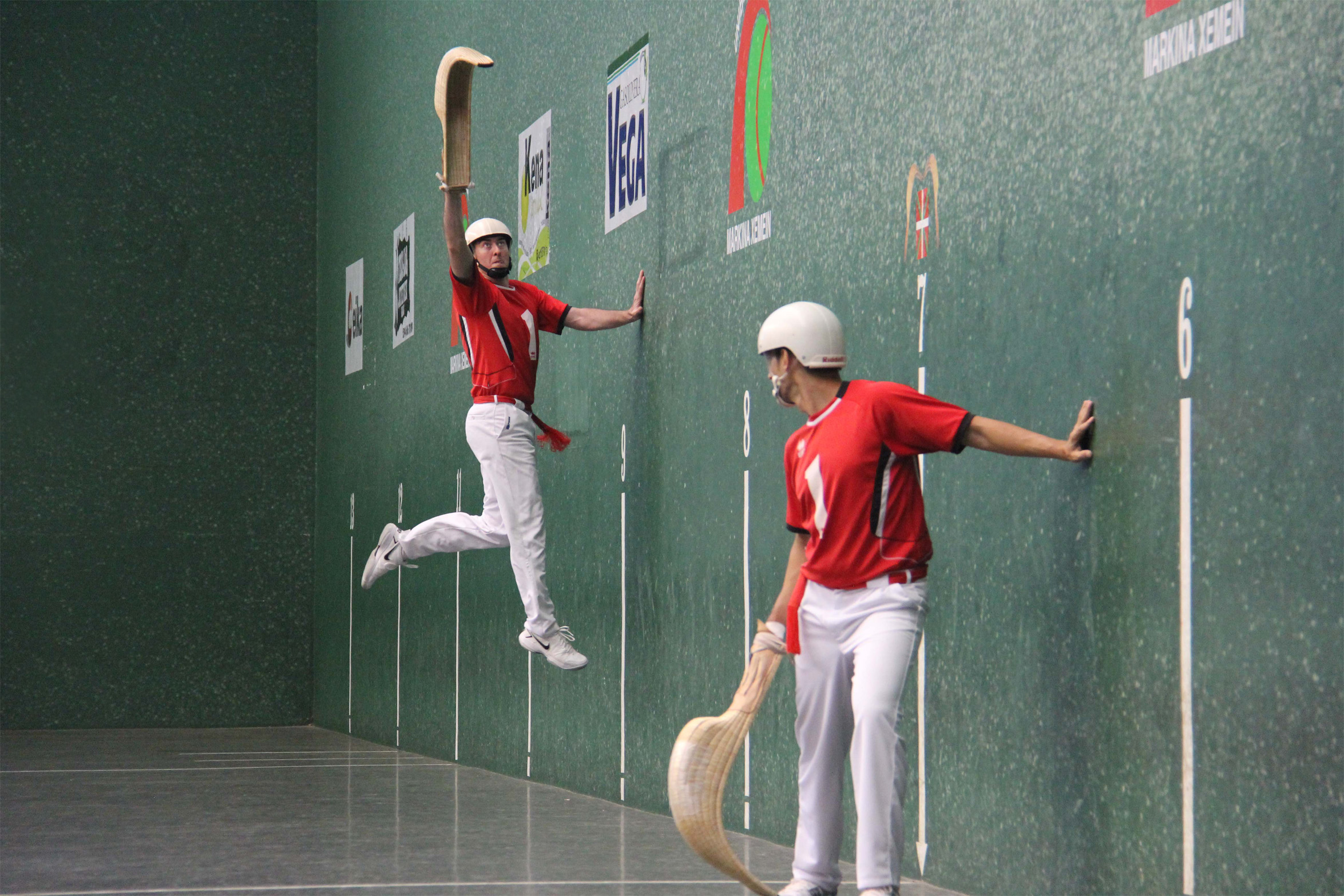 Pelotaris jugando a cesta punta