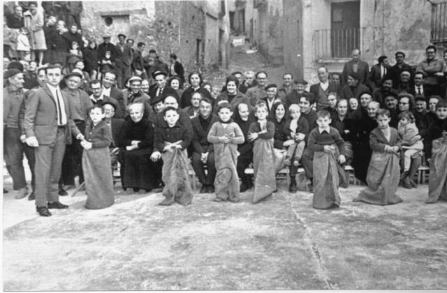 Foto antigua de niños en carrera de sacos