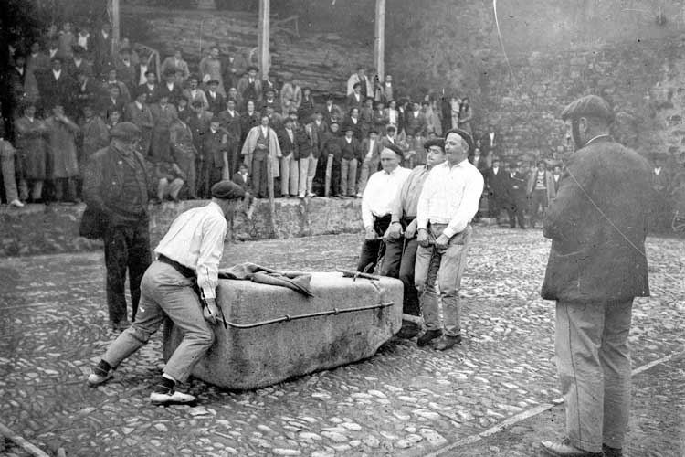 Foto antigua de arrastre de piedra de hombres