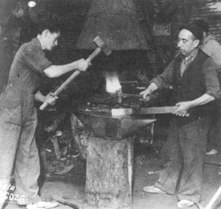 Foto antigua de herreros trabajando en el yunque