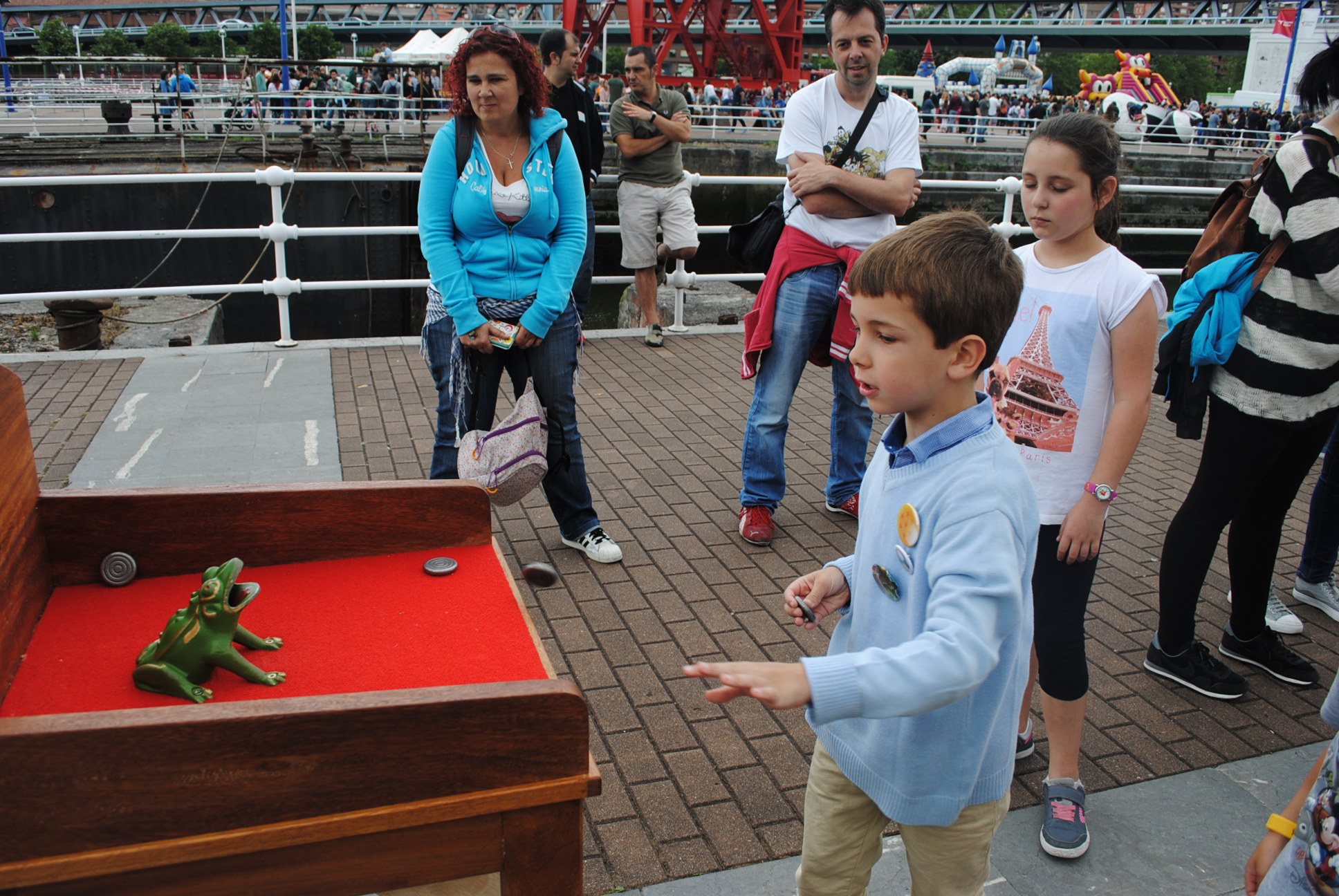Niños jugando en el Arenal de Bilbao a la rana