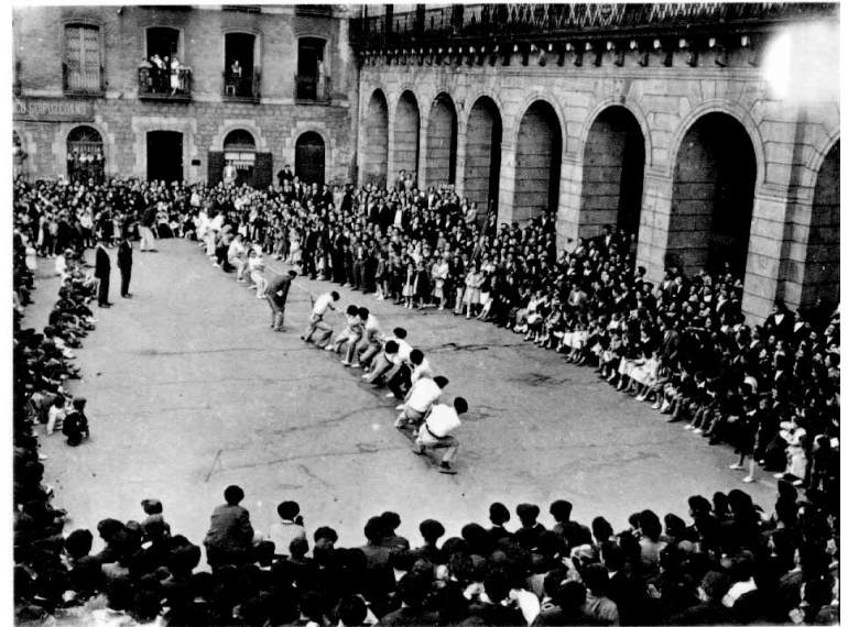 Foto antigua de exhibición de sokatira